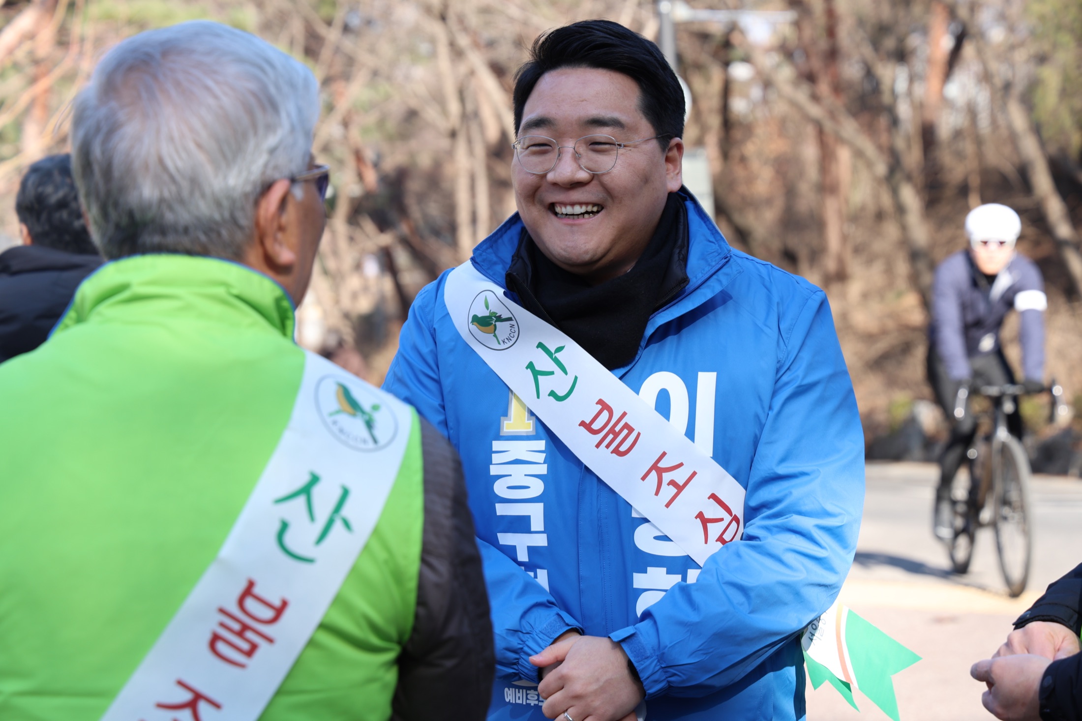 야외에서 주민과 환하게 대화하는 이동현 후보