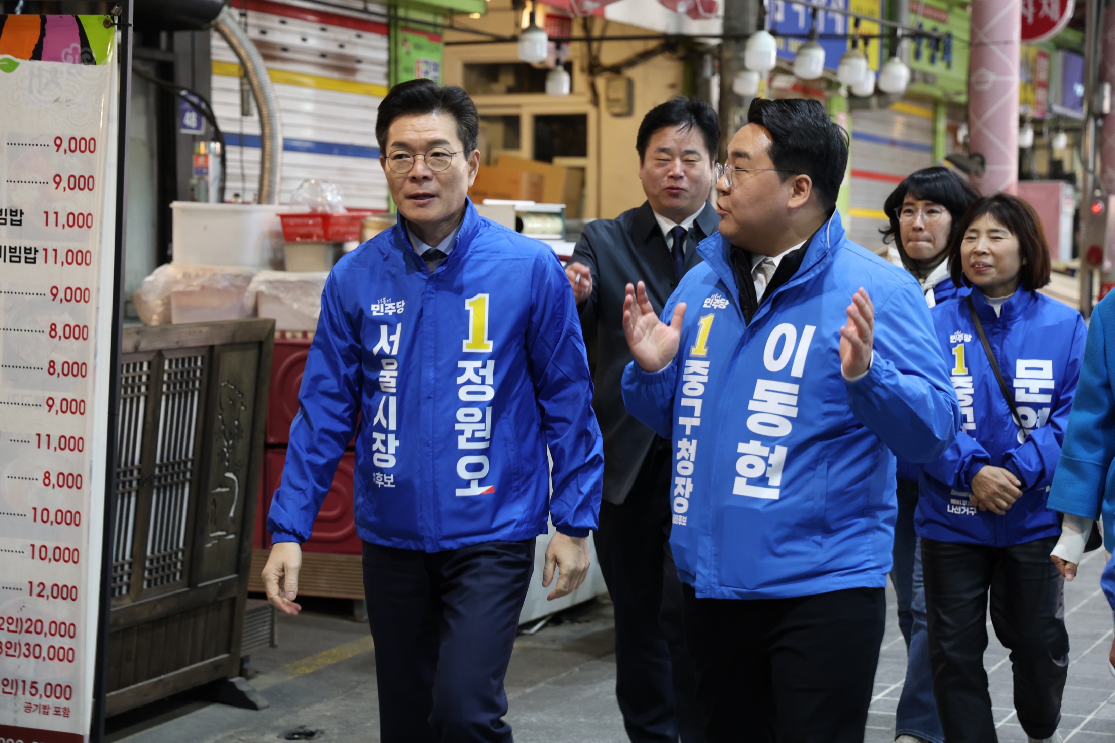 시장 골목에서 지역 상권을 살펴보는 이동현 후보